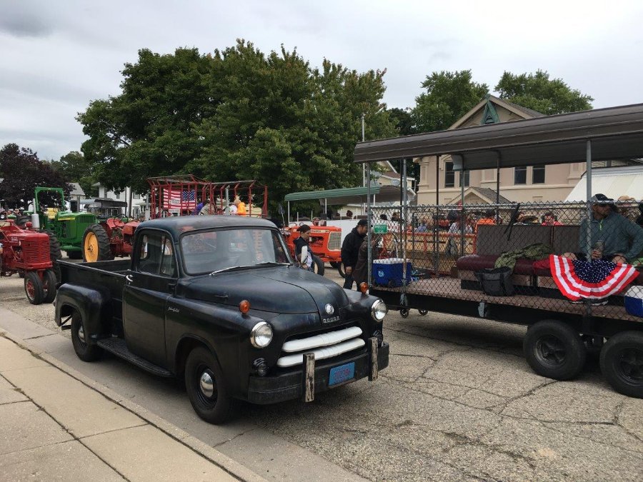 1838462411_54DodgeAntiqueTractorParade.jpg.4ecd80b80fede412a35013b163a86b5f.jpg