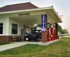 Reed_Gas_Station_3.jpg